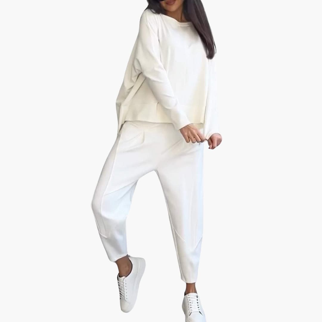 Cavira – Minimalist Two-Piece Lounge Set for Women