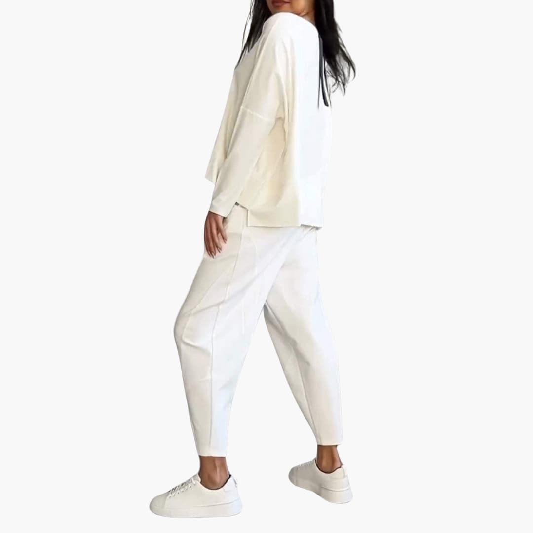 Cavira – Minimalist Two-Piece Lounge Set for Women